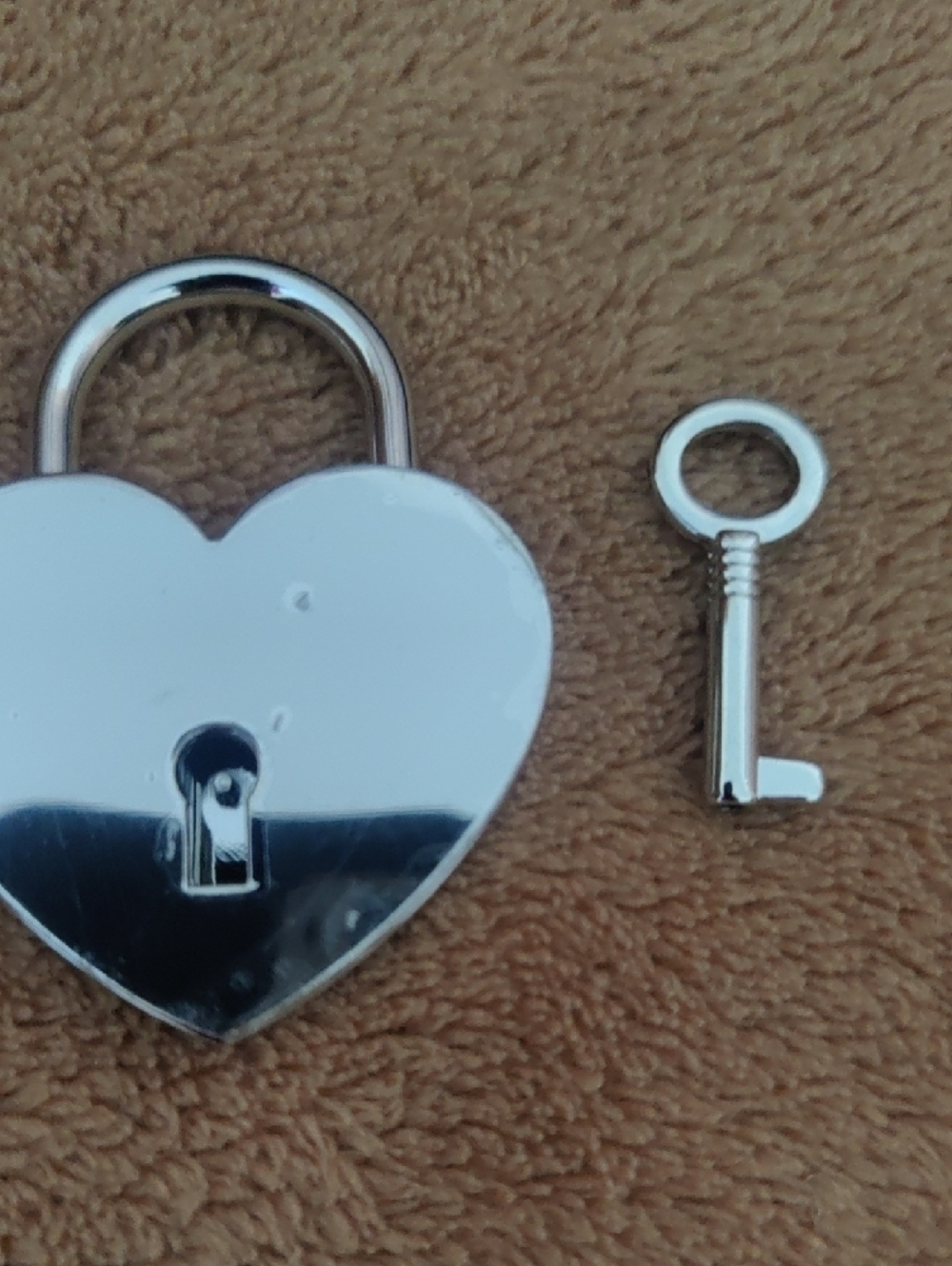 CHANEL Silver Heart Padlock & Key – La Collection – Rare – EUC - Picture 4 of 10